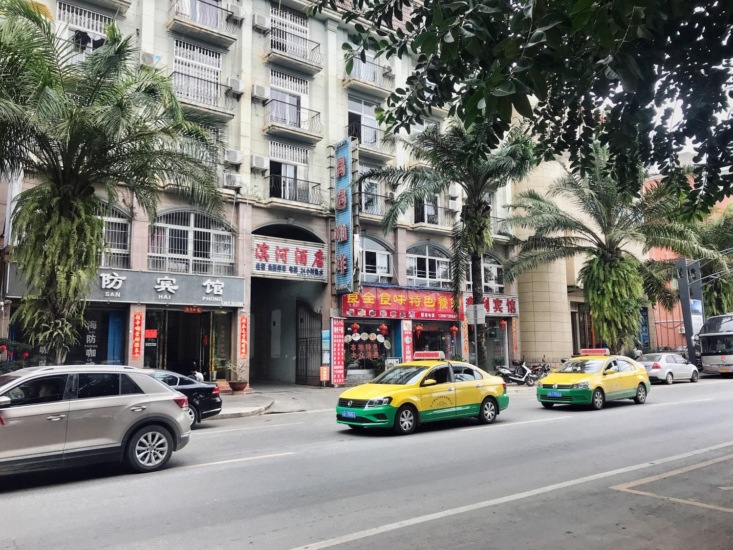 Taxi màu vàng ở Hà Khẩu Trung Quốc