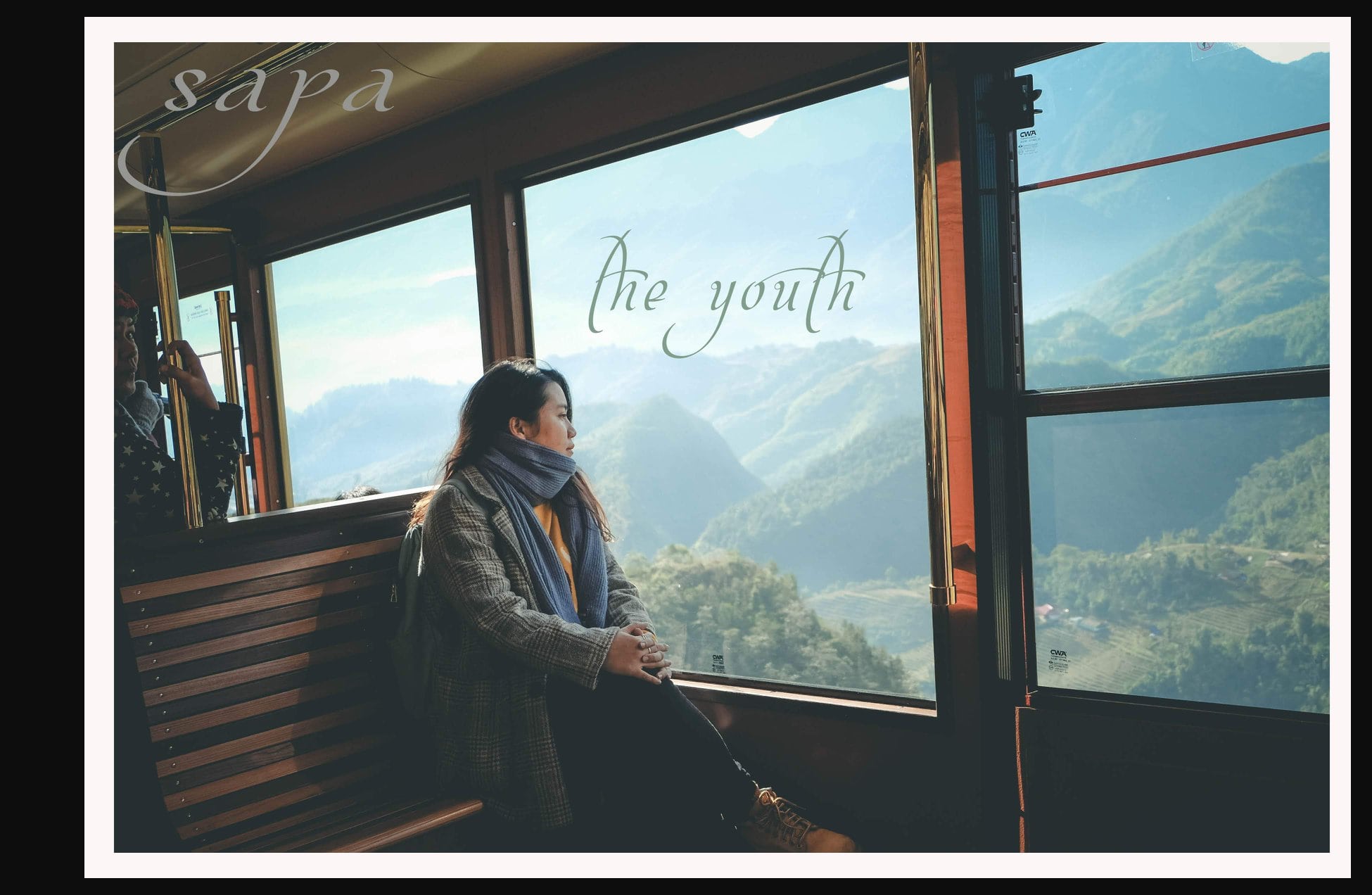 Tàu hỏa Mường Hoa với thiết kế cửa sổ kính rộng có thể quan sát vẻ đẹp thiên nhiên Sapa hùng vĩ