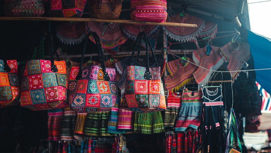 Chợ Sapa ngập tràn màu sắc của thổ cẩm